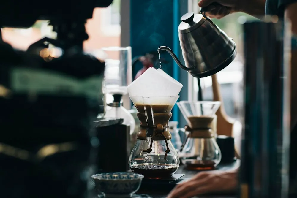 Pha cà phê thủ công bên quầy