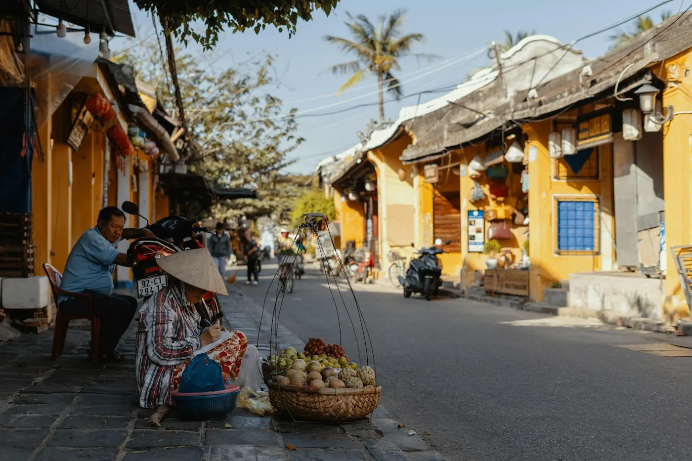 Người bán hàng rong bày hàng bên phố